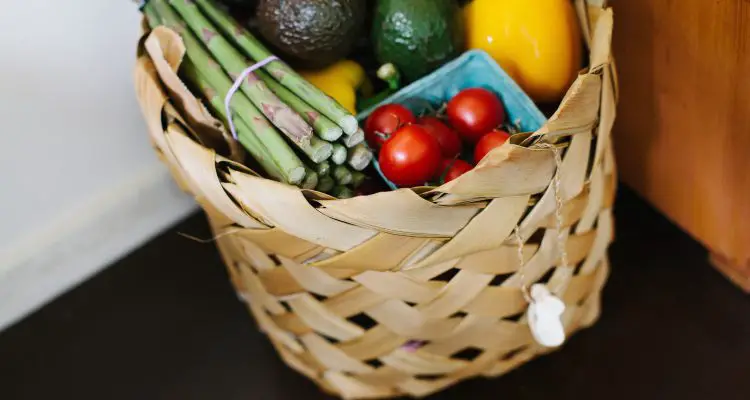 meal kit basket with fresh fruit and veg in it